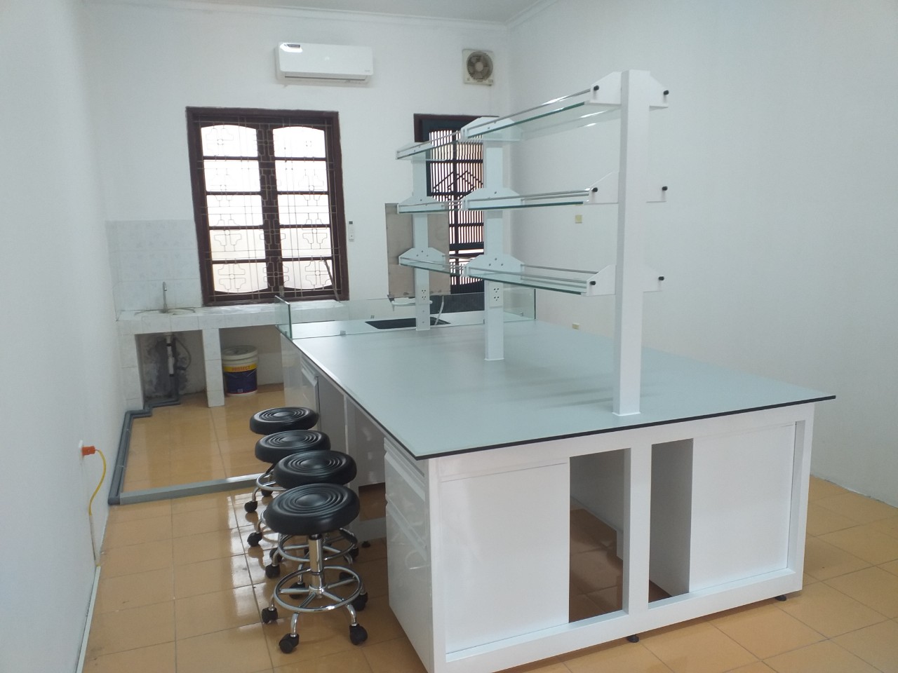 Nội thất Tân Thịnh cung cấp bàn thí nghiệm trung tâm tại Đà Nẵng