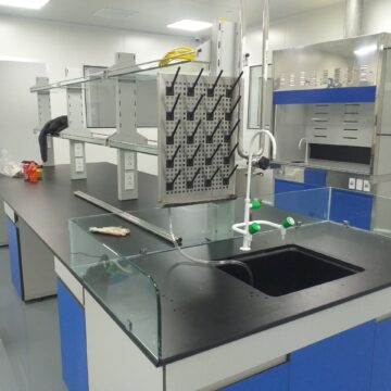 Thiết kế, lắp đặt hệ thống bàn thí nghiệm, tủ hóa chất tại Medlatec