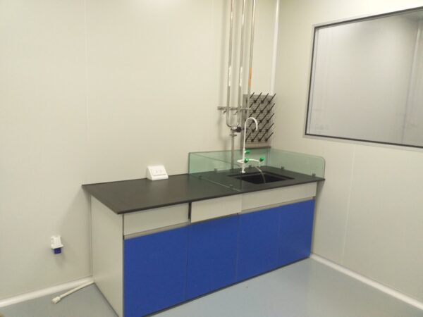 Thiết kế, lắp đặt hệ thống bàn thí nghiệm, tủ hóa chất tại Medlatec